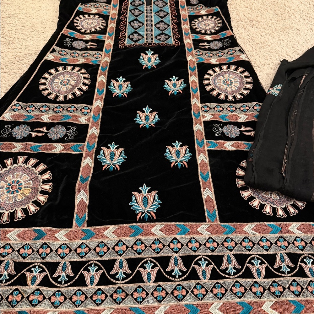 Embroidered Black/Teal Velvet Kurta & Chiffon Scarf